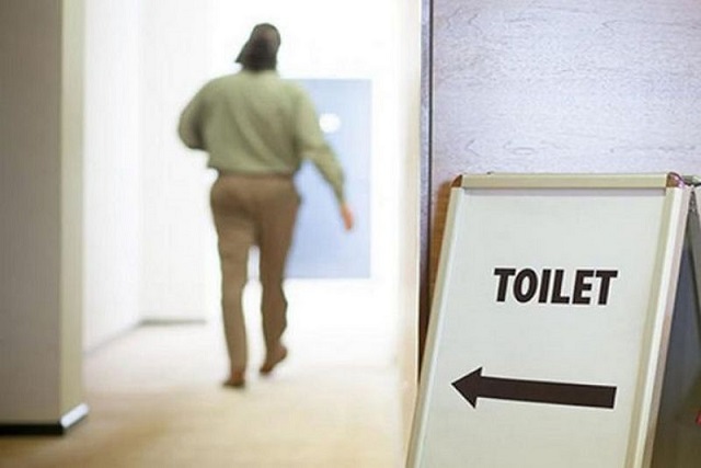 Bạn học cách kiểm soát bản thân khi mơ thấy đi vệ sinh nơi công cộng