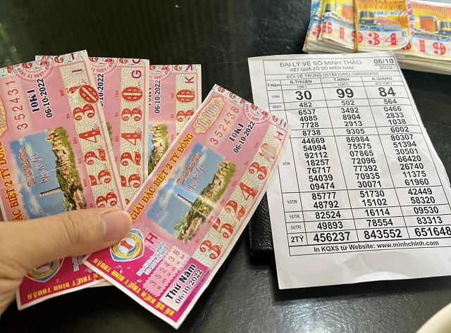 Bạn kiểm tra tờ vé số khi nhận giải 8