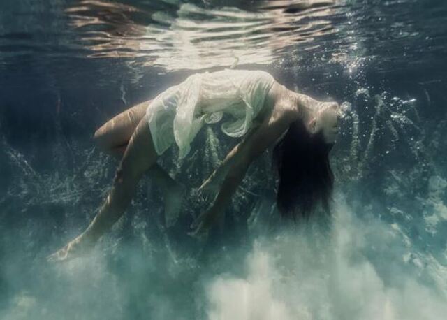 Giấc mơ thấy mình chết đuối sống lại thể hiện rằng chủ mơ là một người mạnh mẽ