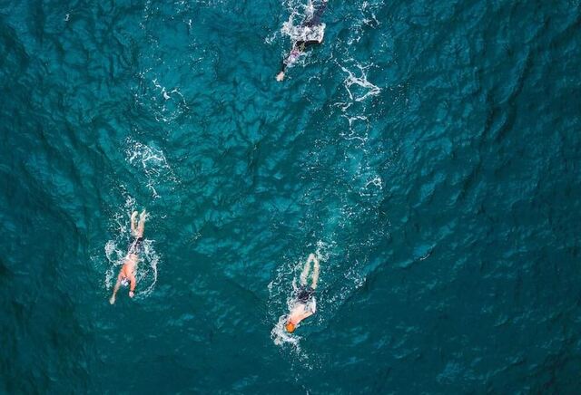 Mơ thấy đang bơi giữa biển - Khám phá bí ẩn và con số đẹp trong mơ