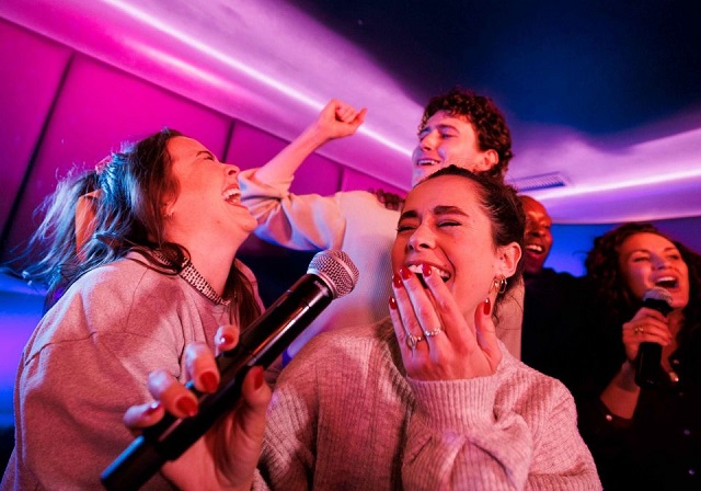 Mơ  thấy đi hát karaoke ý nghĩa gì?