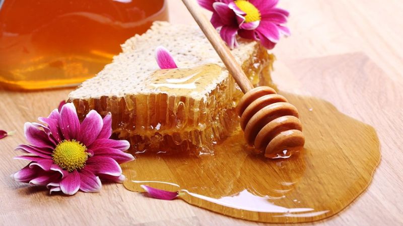Ngủ mộng thấy mật ong bị đổ có sao không?