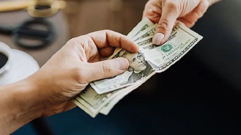 Trong mơ thấy người khác cho tiền có sao không?